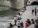  jeunes filles et jeunes hommes assis au bord de la Seine